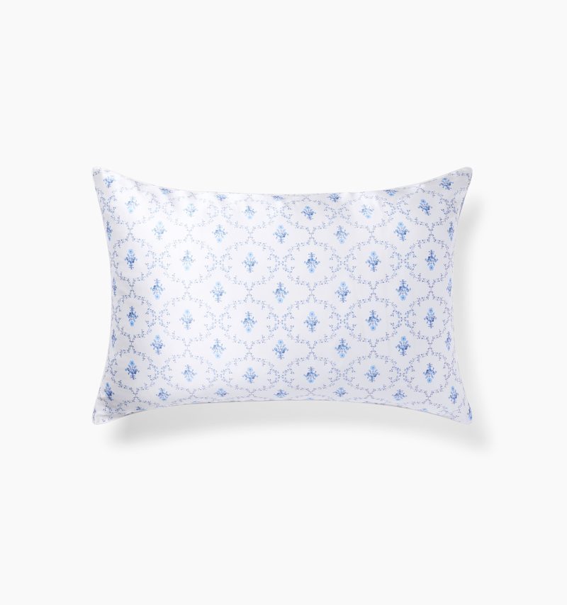 HHH1667 SisiSilkPillowcase BlueTrellisSilk A