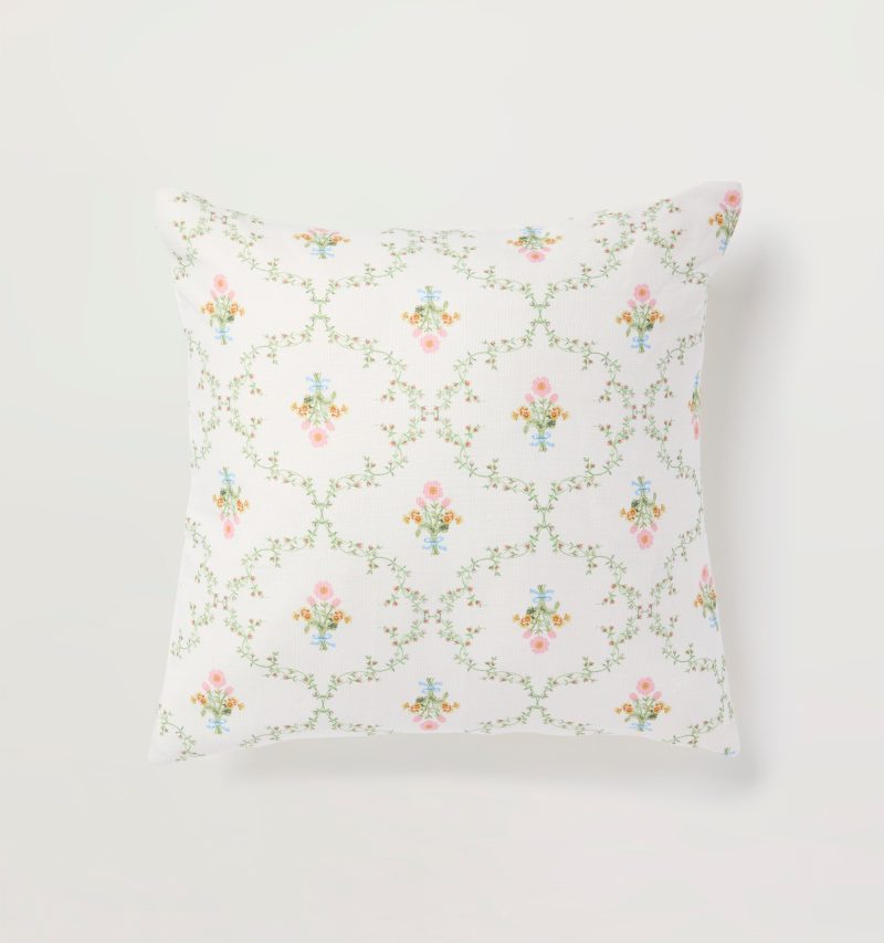 HHH2448 TheLargeDecorativePillow PastelTrellis TT A 1 copy2